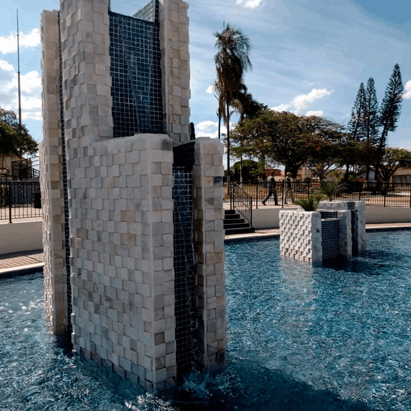 Obra na praça da Cidade de Centenário do Sul-PR