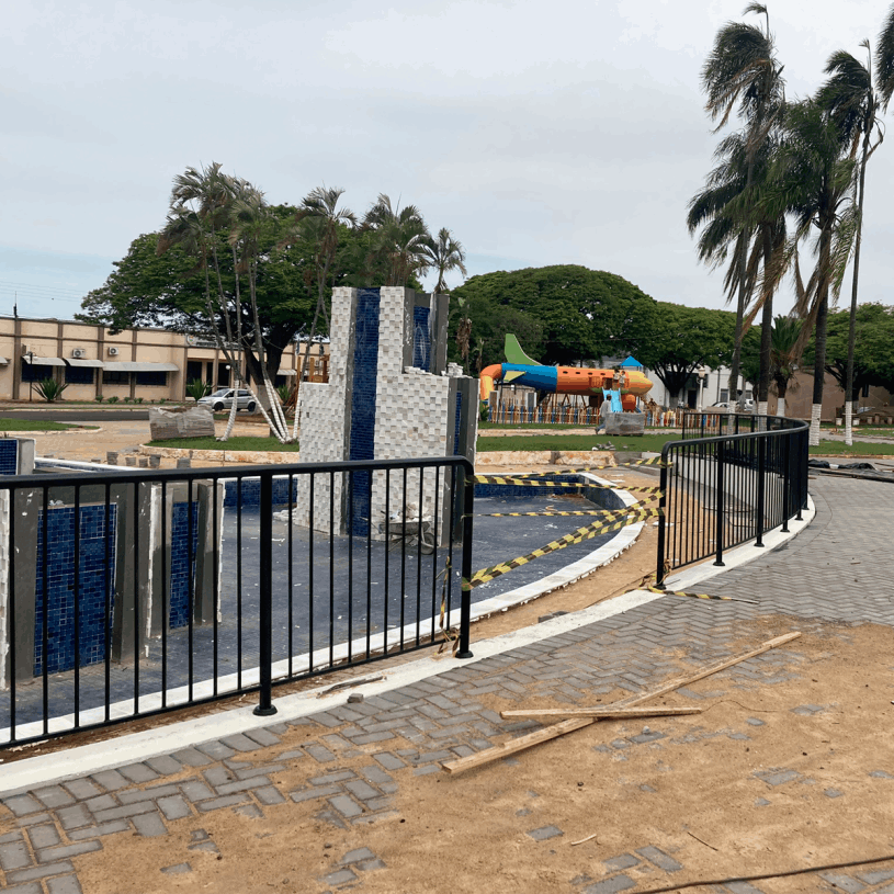Obra na praça da Cidade de Centenário do Sul-PR